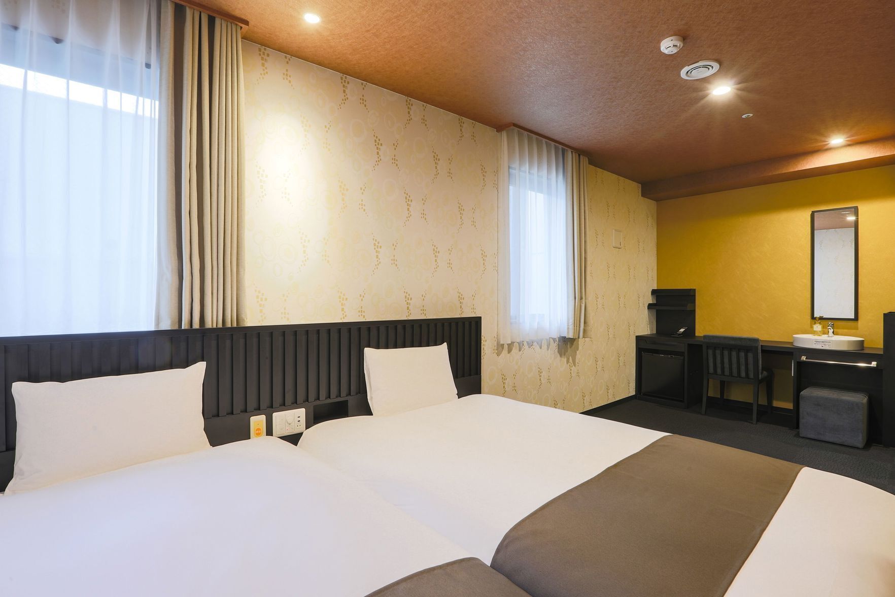 Cortinas opacas, tabla de planchar con plancha, wifi gratis