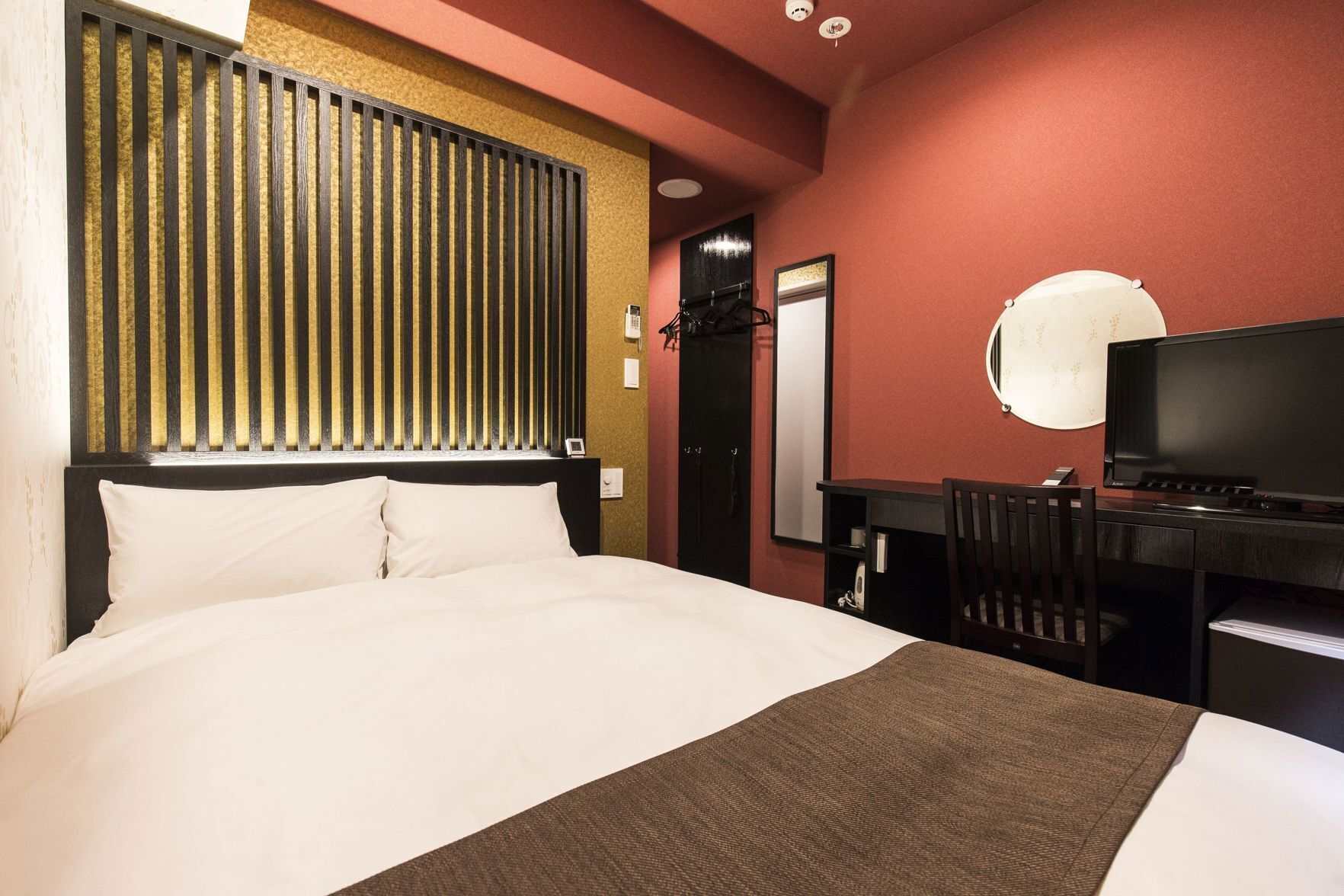 Cortinas opacas, tabla de planchar con plancha, wifi gratis