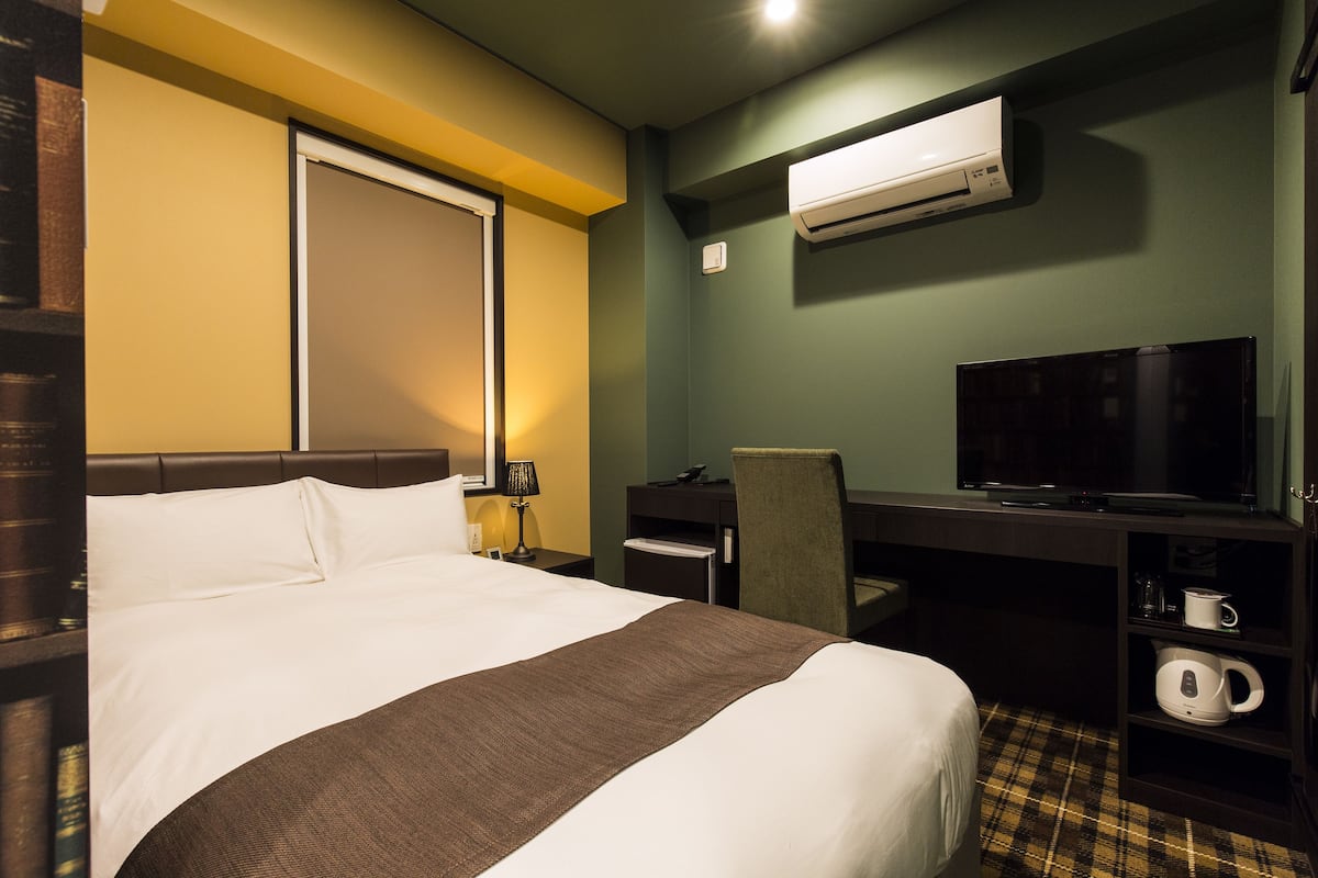 Cortinas blackout, tabla de planchar con plancha y wifi gratis