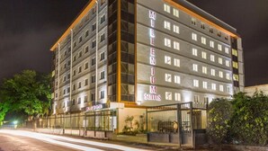 Ein mehrstöckiges Hotel mit einem gut sichtbaren Schild für Millennium Suites.