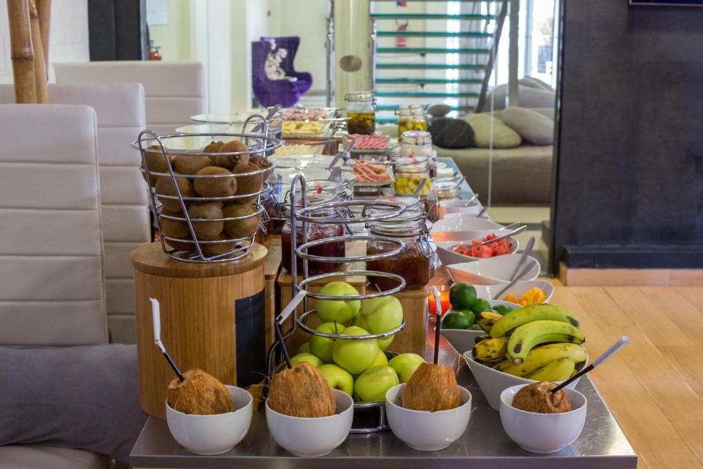 Un buffet proposant une variété d’aliments, notamment des fruits, des noix et des condiments.