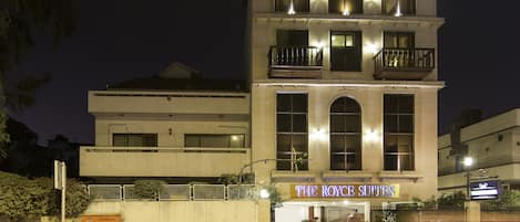 Façade de lâhĂ©bergement â soirĂ©e/nuit