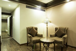 Deluxe Room | Living area