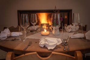 Dîner et souper servis sur place, cuisine régionale, vue sur le jardin 
