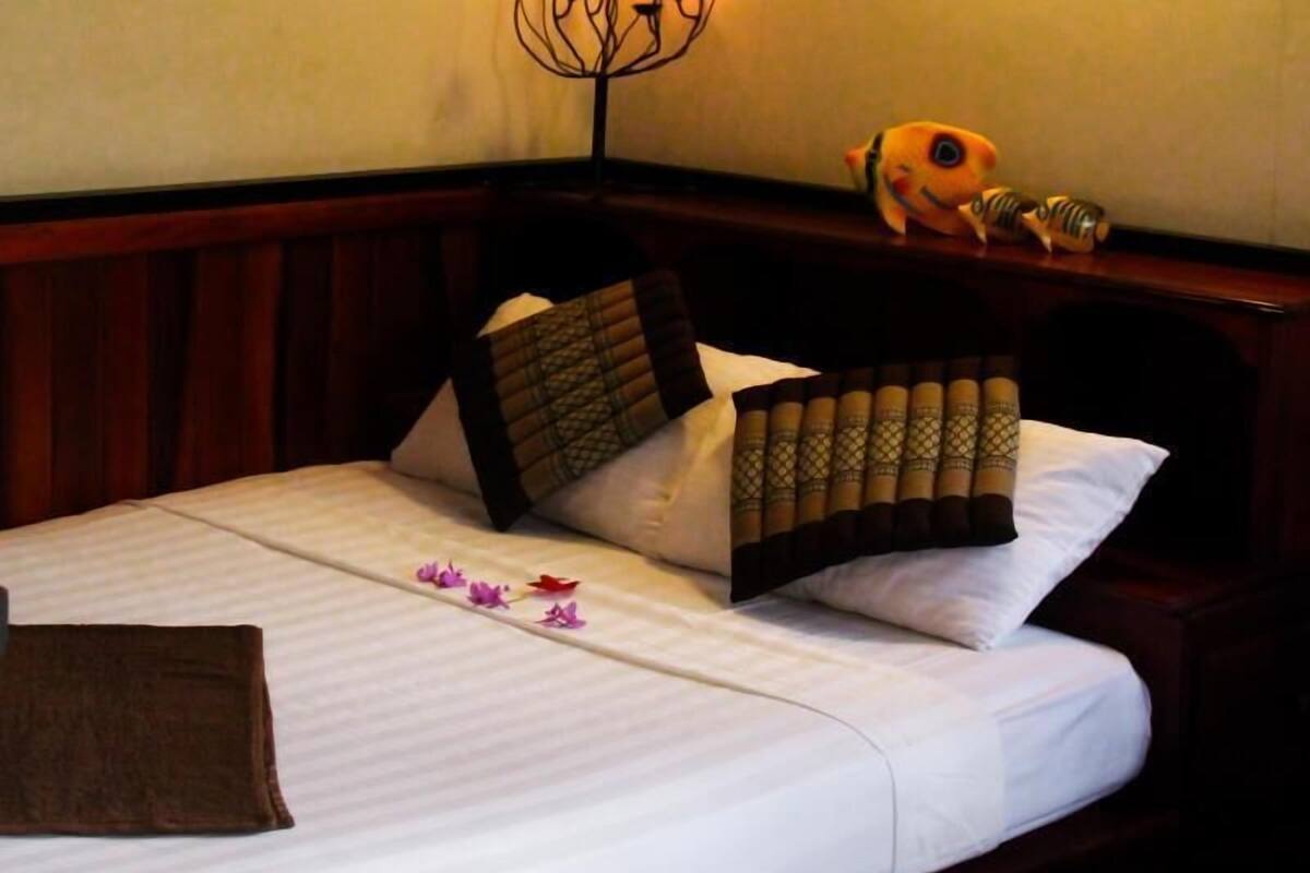Deluxe Double or Twin Room, Smoking, Garden View | Premium bedding, minibar, in-room safe, desk