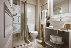 Ilmaiset hygieniatuotteet, hiustenkuivaaja, tohvelit, pyyhkeet