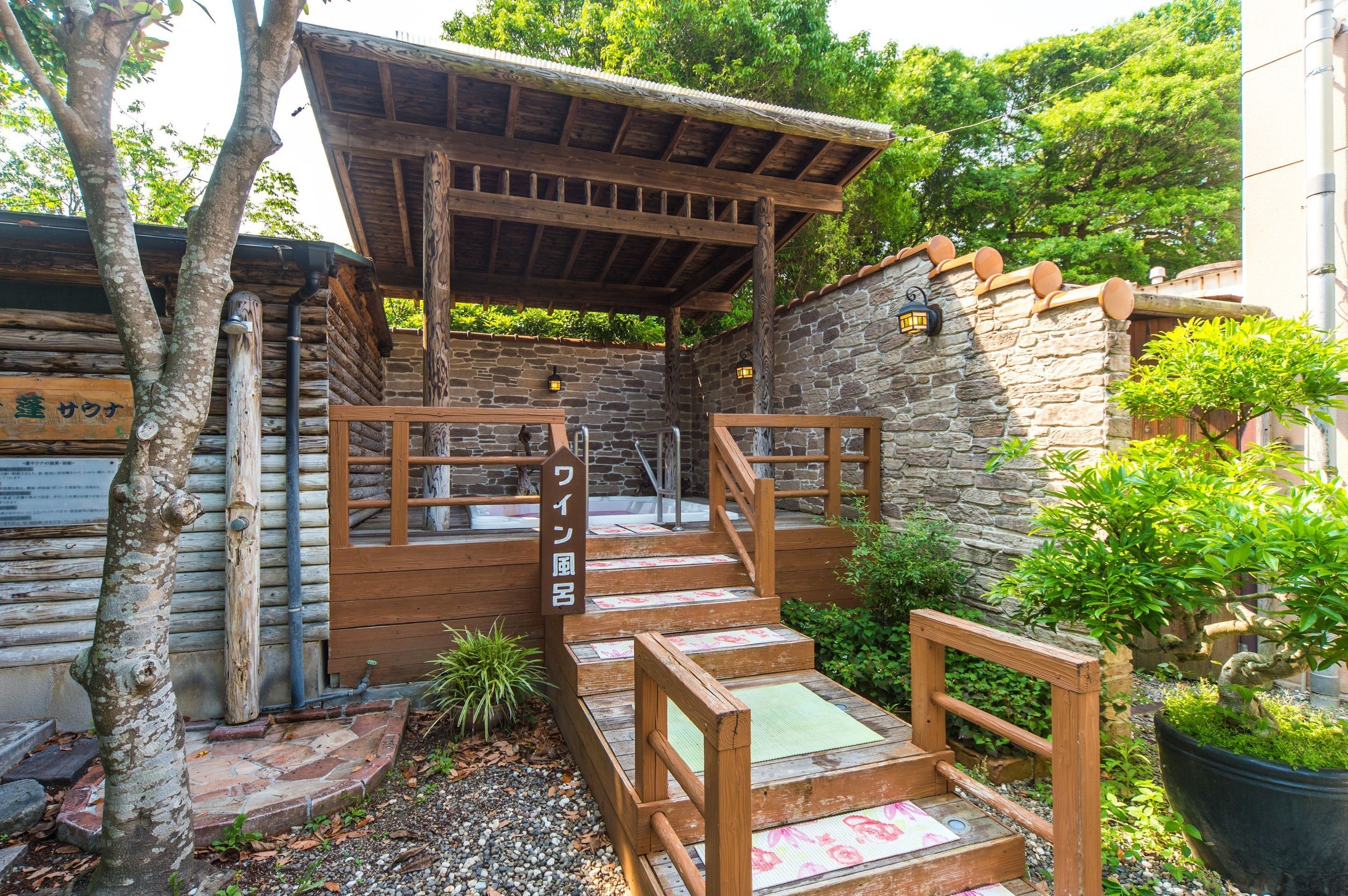 body treatments, aromatherapy, sports massages, facials, reflexology