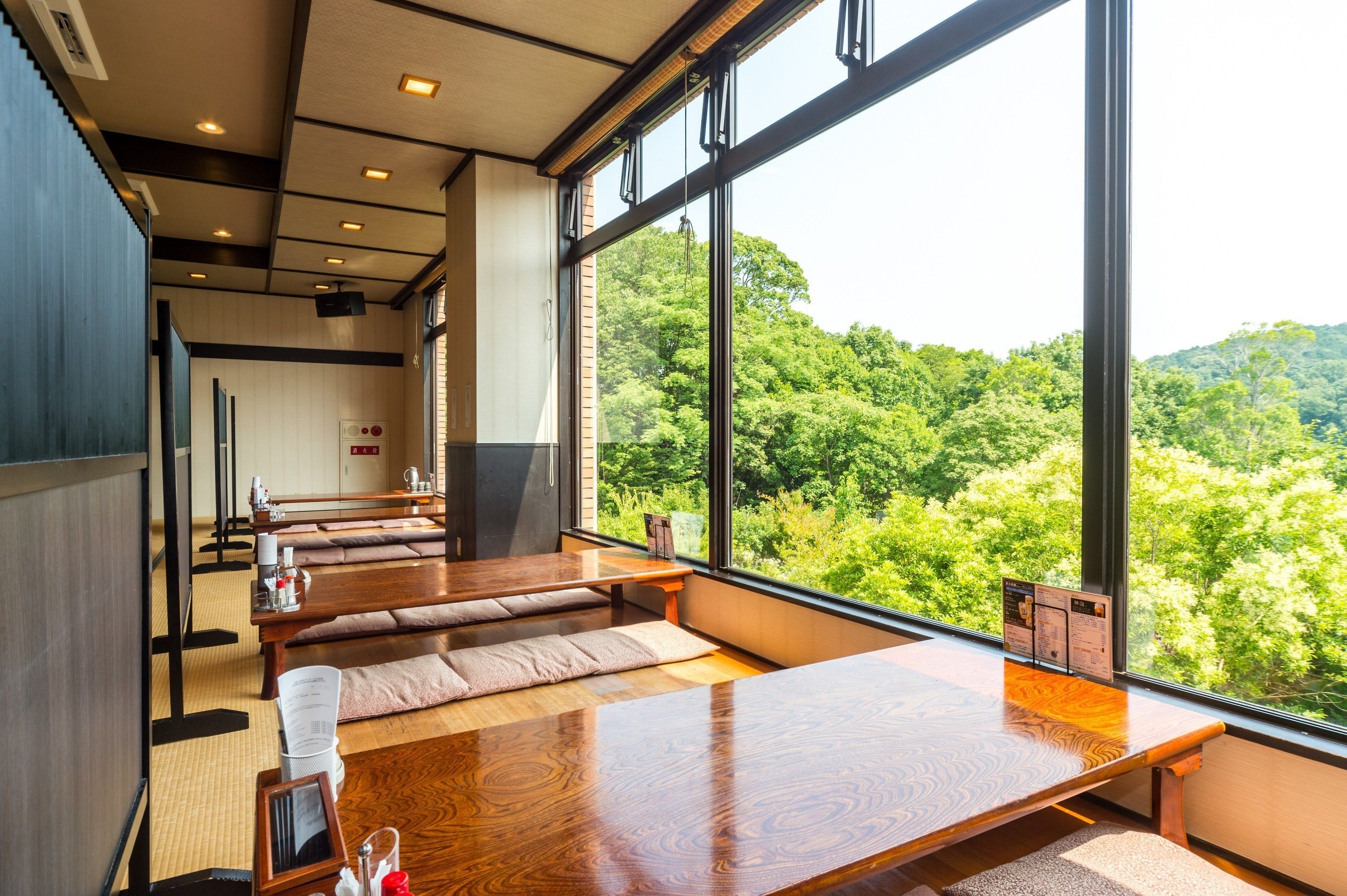 2 restaurants, breakfast, lunch, dinner served; international cuisine