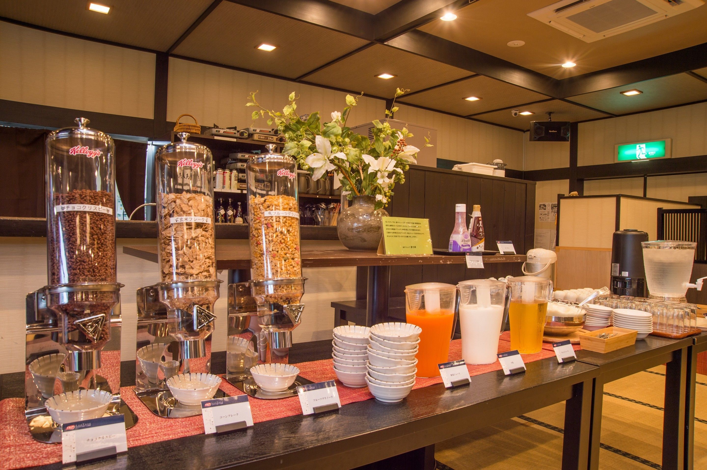 daily buffet breakfast (jpy 1000 per person)