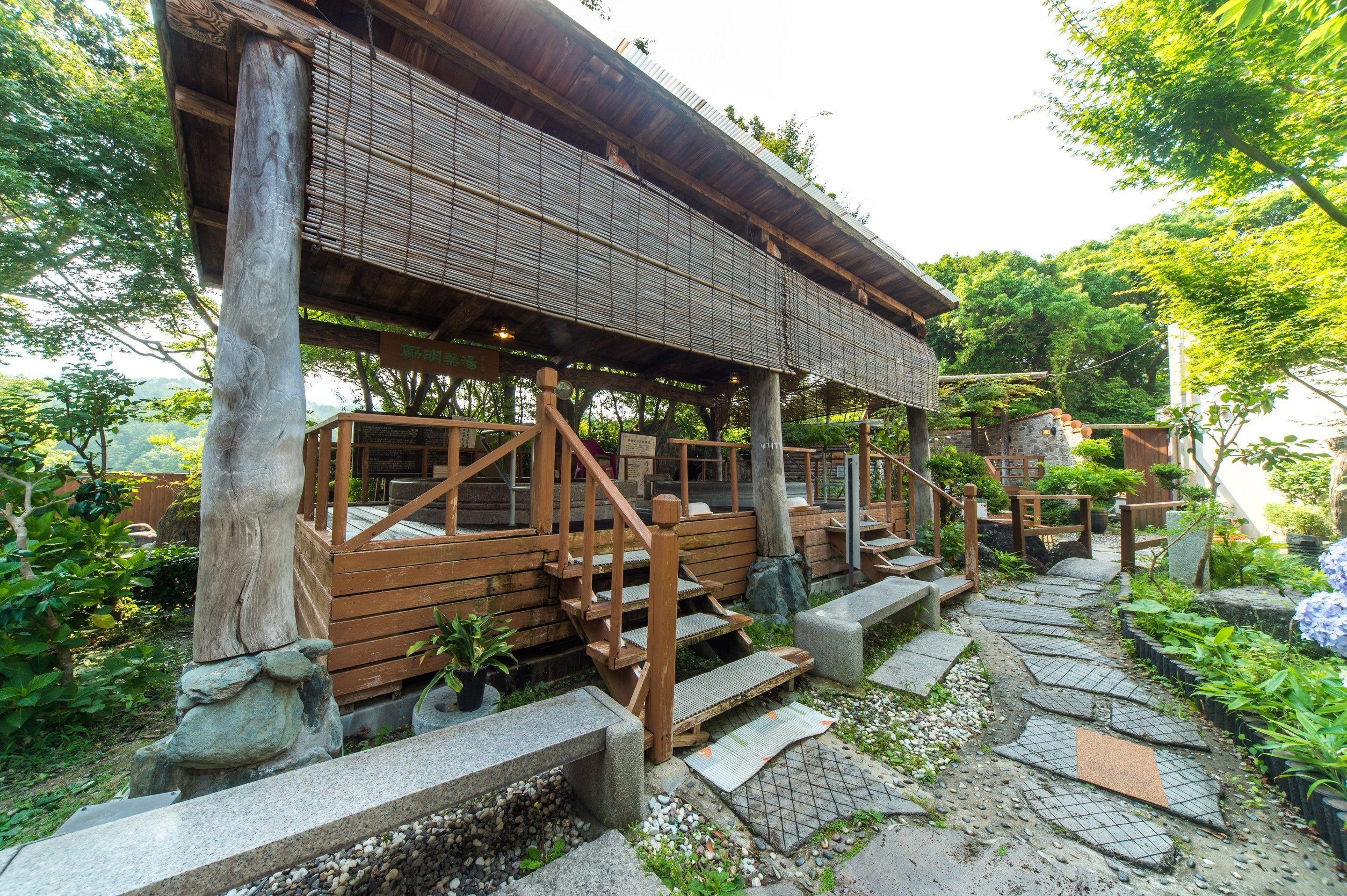 body treatments, aromatherapy, sports massages, facials, reflexology