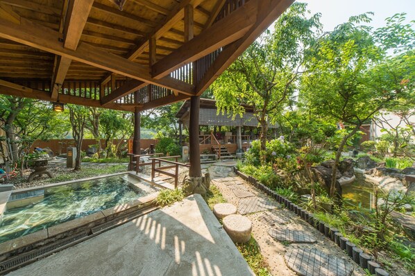 Suối nước nóng