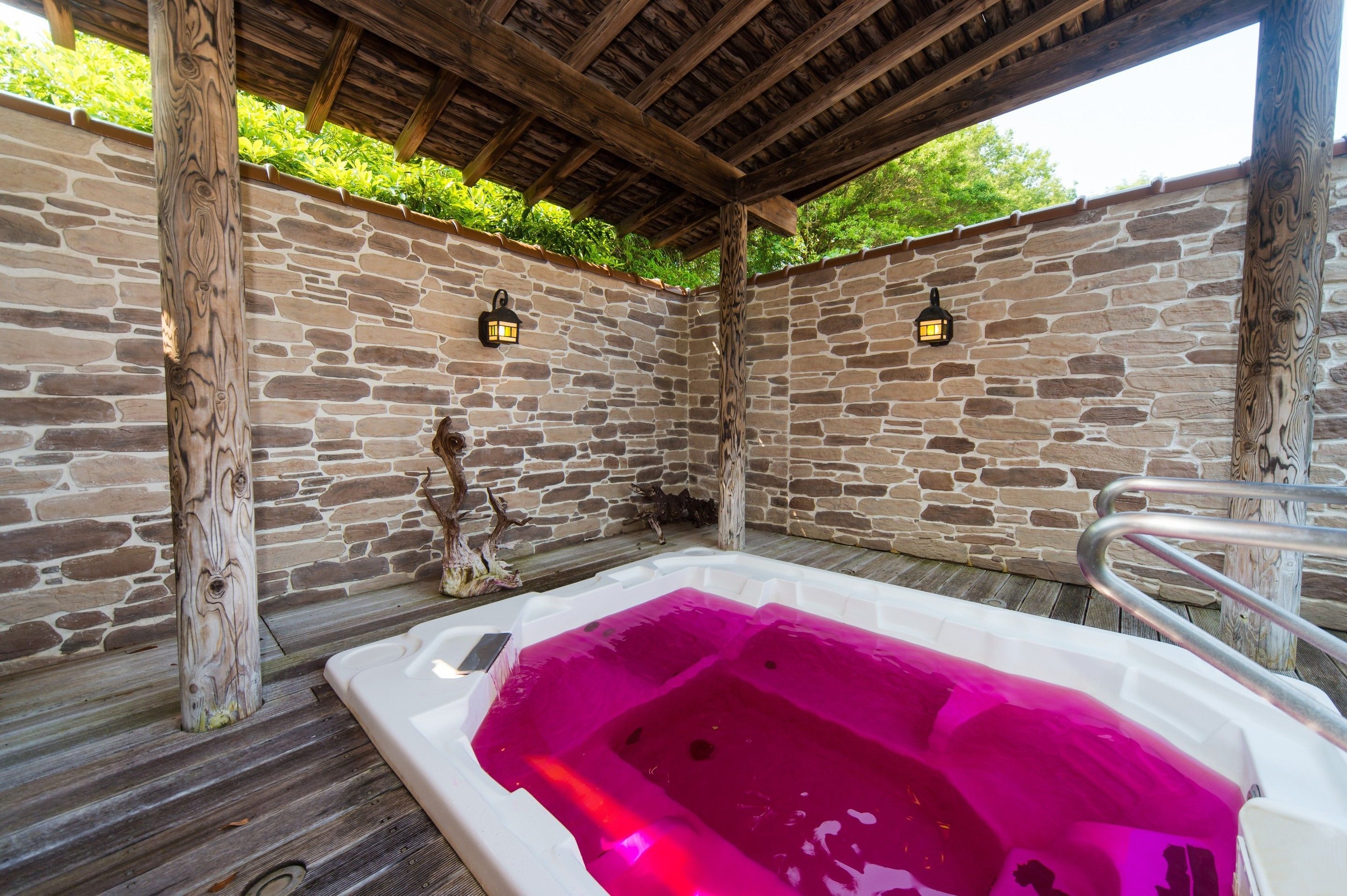 body treatments, aromatherapy, sports massages, facials, reflexology