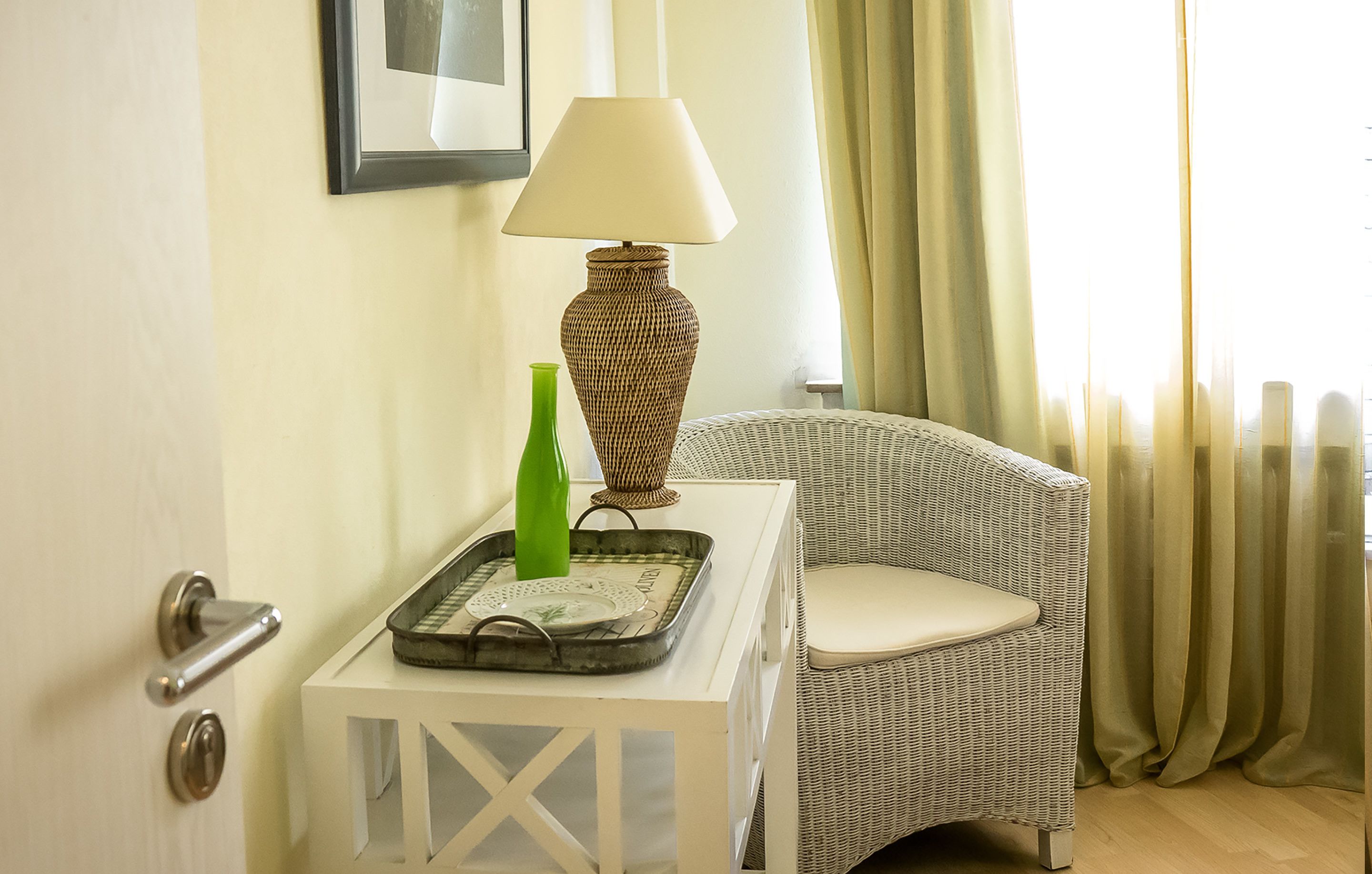 suite (suite for single use) | living area | flat-screen tv