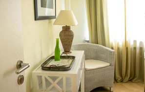 Suite (Suite for single use) | Living area | Flat-screen TV - Hotel 3 Könige (Aachen)
