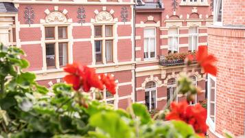Un edificio de ladrillo rojo con detalles blancos y diseños de ventanas ornamentados.