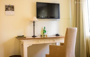 Suite (Suite for single use) | Desk, blackout drapes, soundproofing, iron/ironing board