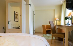 Business Double Room, Non Smoking | Desk, blackout drapes, soundproofing, iron/ironing board - Hotel 3 Könige (Aachen)