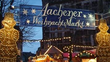 Une enseigne annonçant le marché de Noël d’Aix-la-Chapelle, avec deux figurines en pain d’épices.