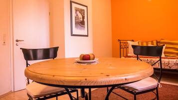 Comfort Suite, 1 Queen Bed, Non Smoking | Living area