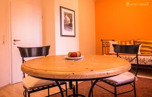 Comfort Suite, 1 Queen Bed, Non Smoking | Living area | Flat-screen TV - Hotel 3 Könige (Aachen)