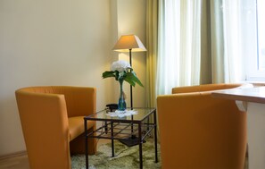 ห้องบิสซิเนสดับเบิล, ปลอดบุหรี่ | บริเวณนั่งเล่น | ทีวีจอแบน