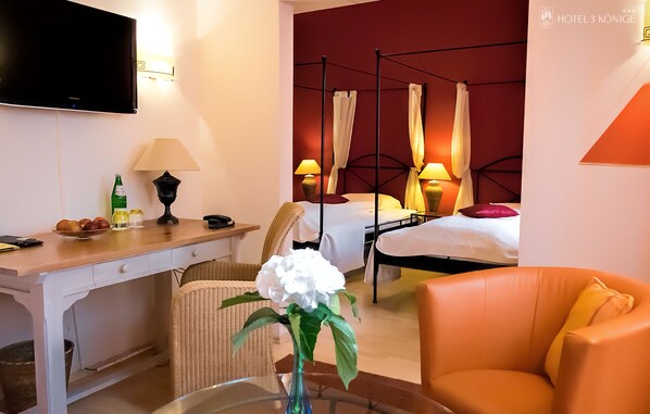 Twin Room, Non Smoking | Living area | Flat-screen TV