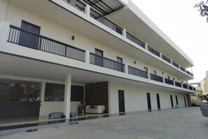 A modern multi-story building with balconies, a covered outdoor area, and a reception desk. - O' Drive Resort & Hotel (Khon Kaen)