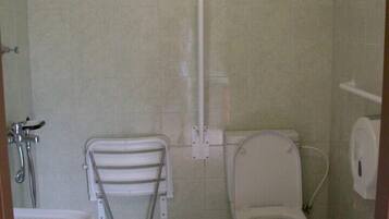 Family Mobile Home, 2 Bedrooms, Kitchen, Garden View | Bilik Mandi | Pancuran mandi, kelengkapan dandanan diri percuma