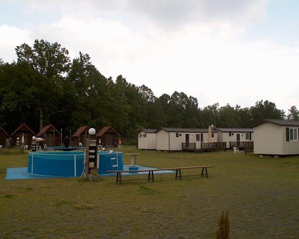 Una piscina al aire libre de temporada