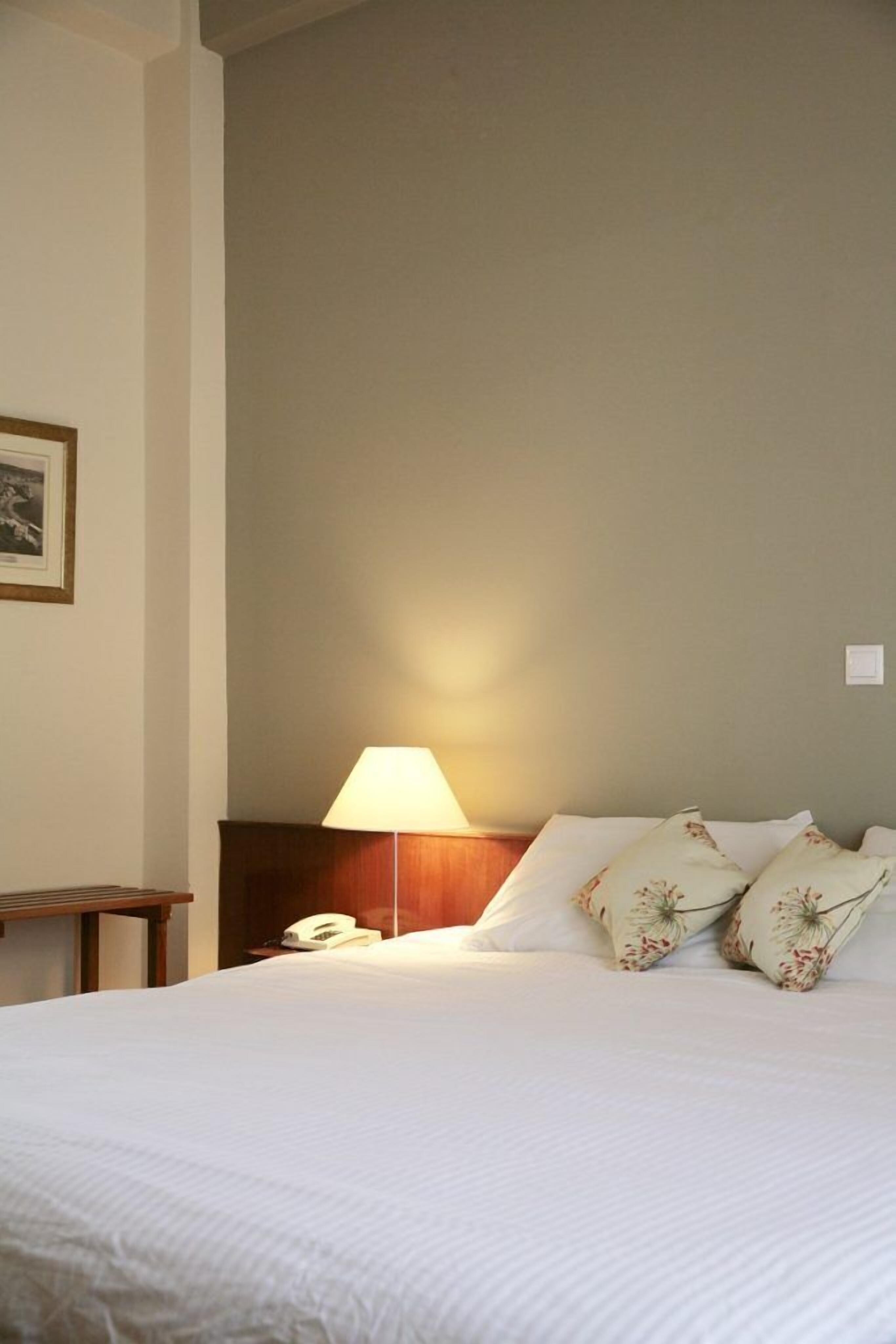 free cots/infant beds, free wifi