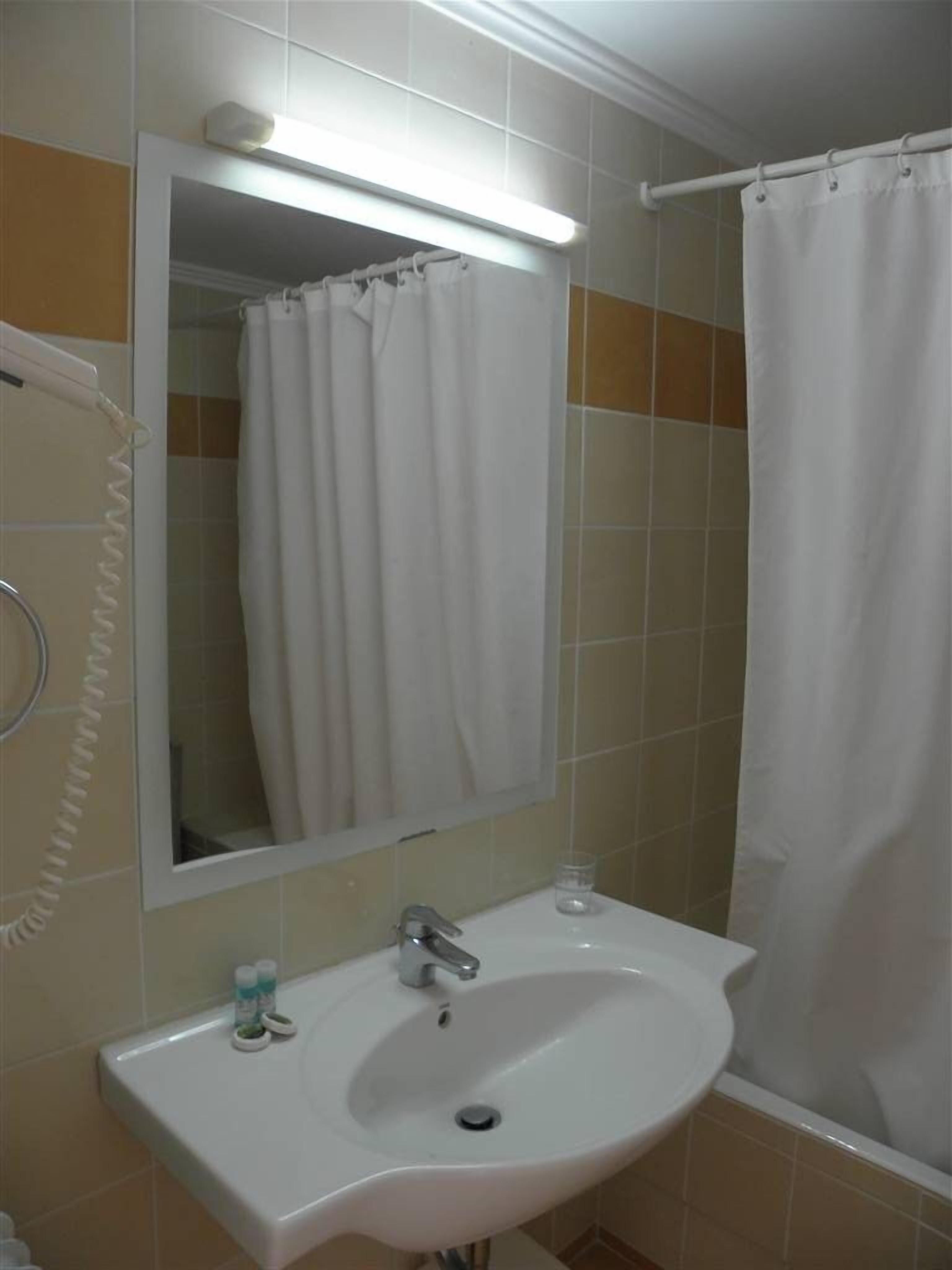 free cots/infant beds, free wifi