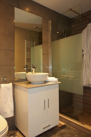 Superior Suite | Bathroom | Free toiletries, hair dryer, slippers, towels - Urban Residence (Marousi)