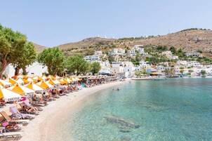 Ubicación cercana a la playa y toallas de playa