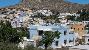Un pueblo costero con una colina destacada y una estructura similar a un castillo.