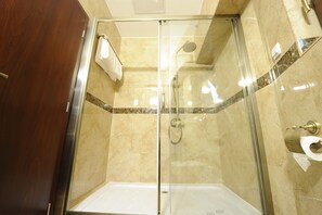 Deluxe-suite - 1 kingsize-seng - udsigt til flod | Badeværelse | Bruser, gratis toiletartikler, hårtørrer, badekåber