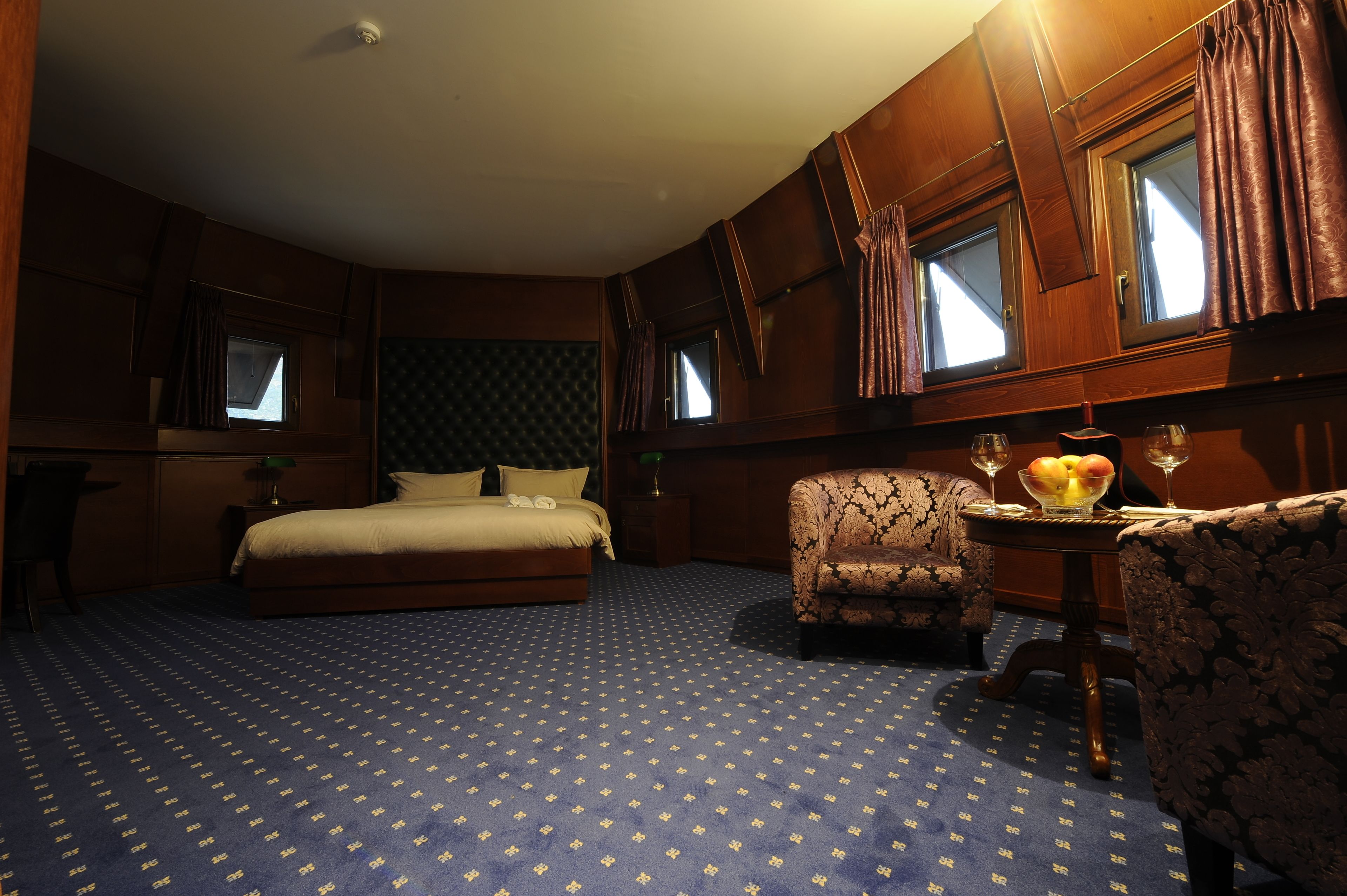 deluxe suite, 1 king bed, river view | minibar, in-room safe, desk, soundproofing