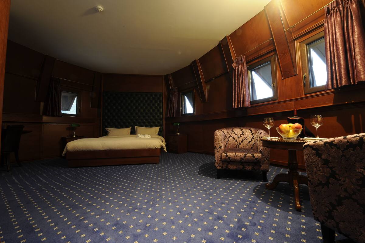 deluxe suite, 1 king bed, river view | minibar, in-room safe, desk, soundproofing