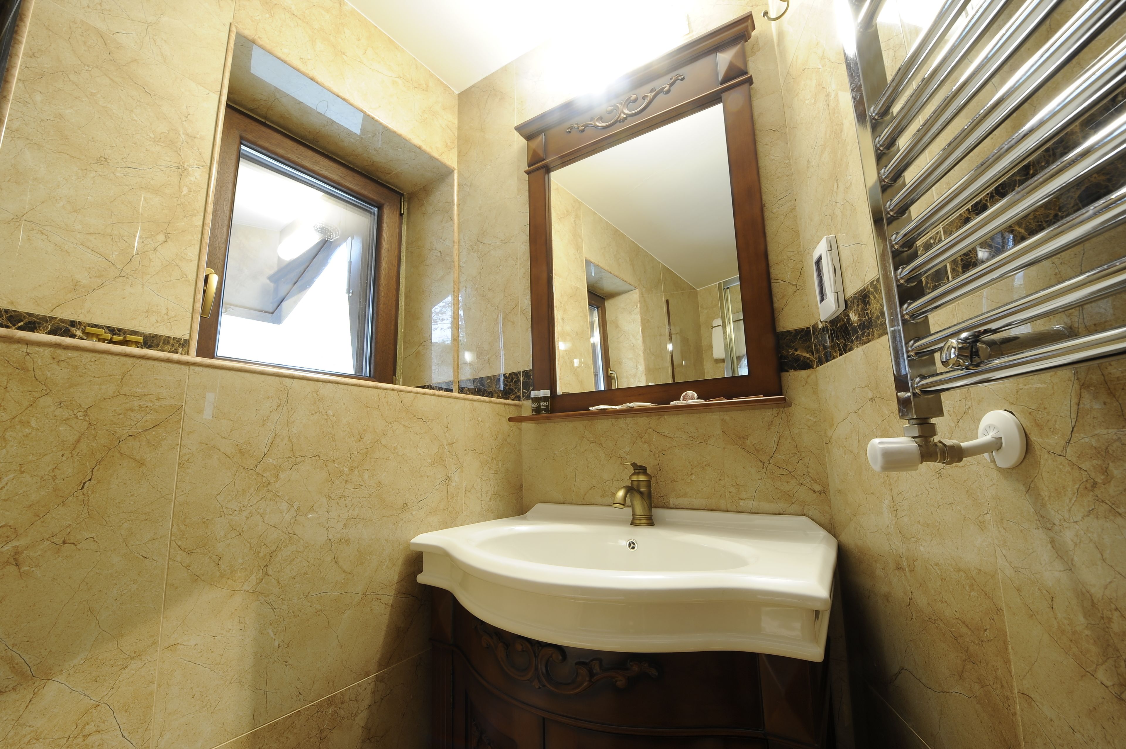 standard double or twin room | bathroom | shower, free toiletries, hair dryer, bathrobes