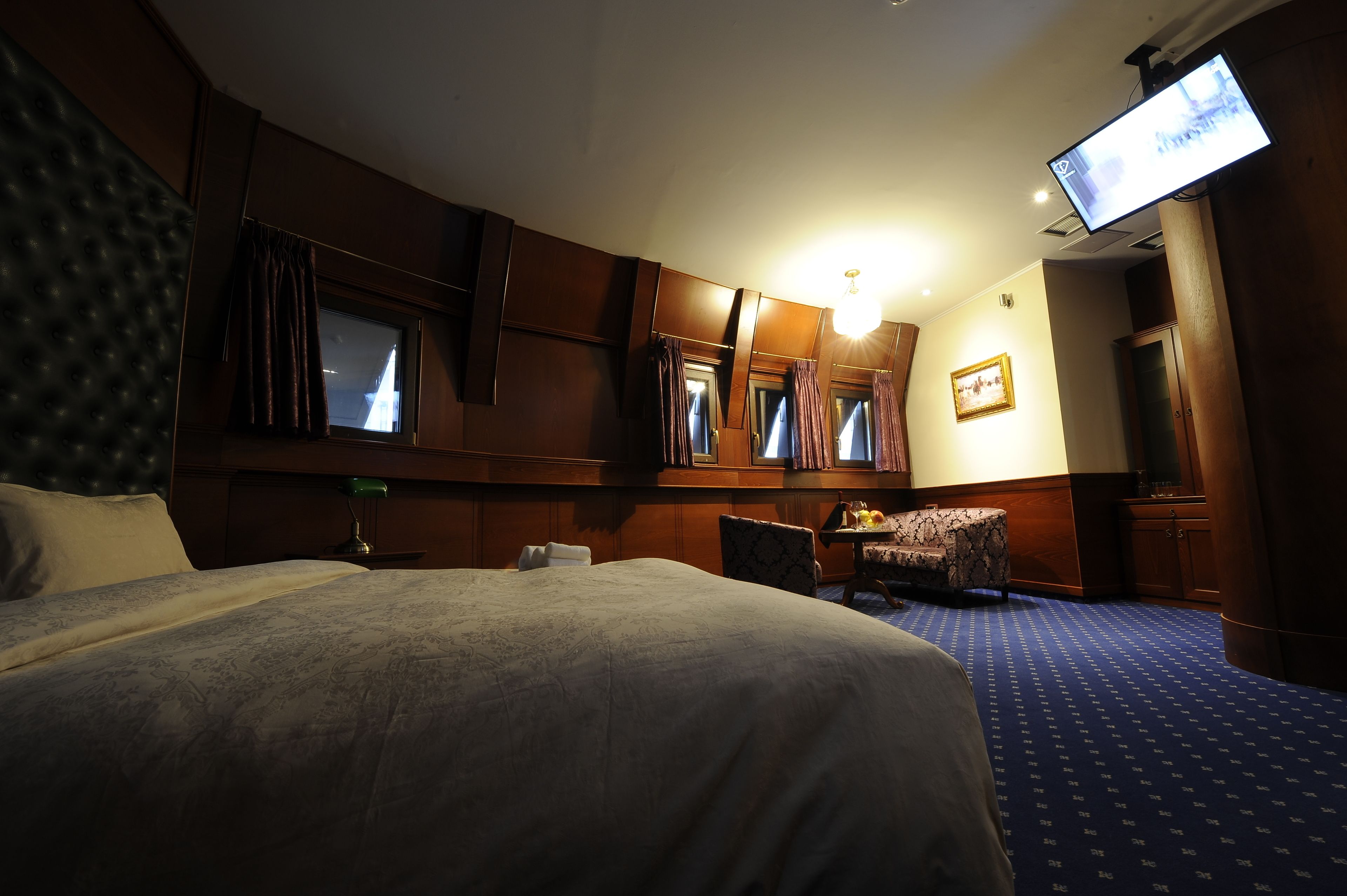 deluxe suite, 1 king bed, river view | minibar, in-room safe, desk, soundproofing