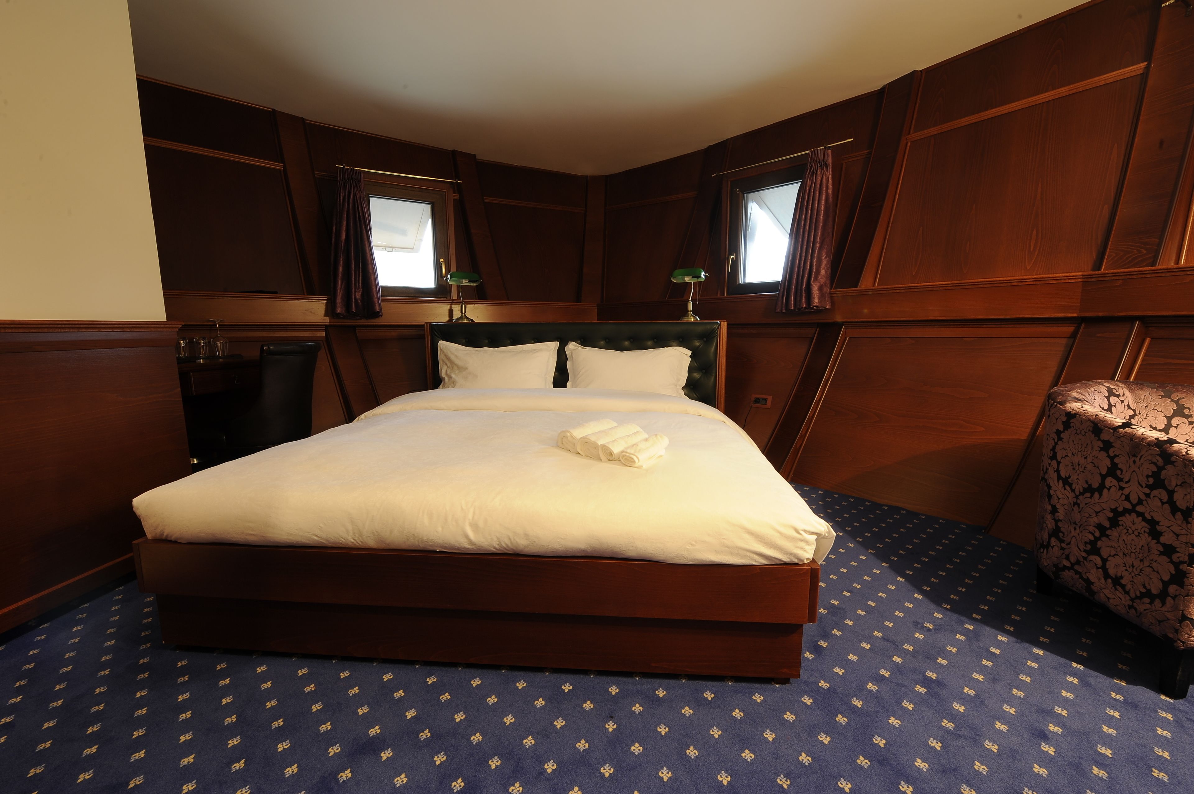 apartment, 1 king bed, river view | minibar, in-room safe, desk, soundproofing