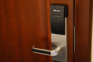 Una puerta moderna con escáner de huella dactilar y un elegante pomo.