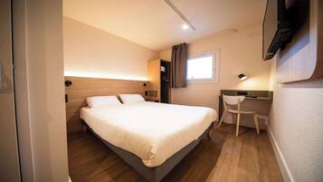 Chambre Standard, 2 lits une place | Bureau, lits bébé (gratuits), Wi-Fi gratuit, draps fournis