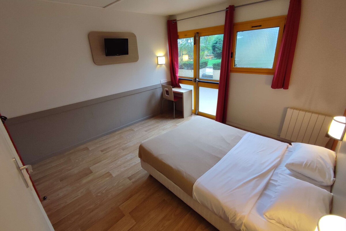 Standaard kamer, 1 tweepersoonsbed | Een bureau, gratis babybedden, gratis wifi, beddengoed
