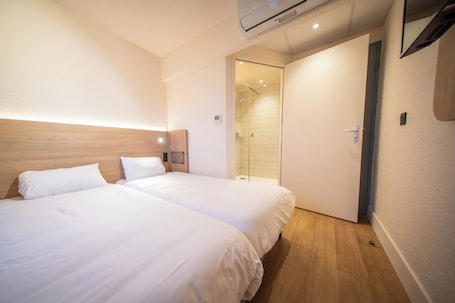 Escritorio, cunas gratuitas, wifi gratis y ropa de cama . Premiere Classe Annecy Cran-Gevrier