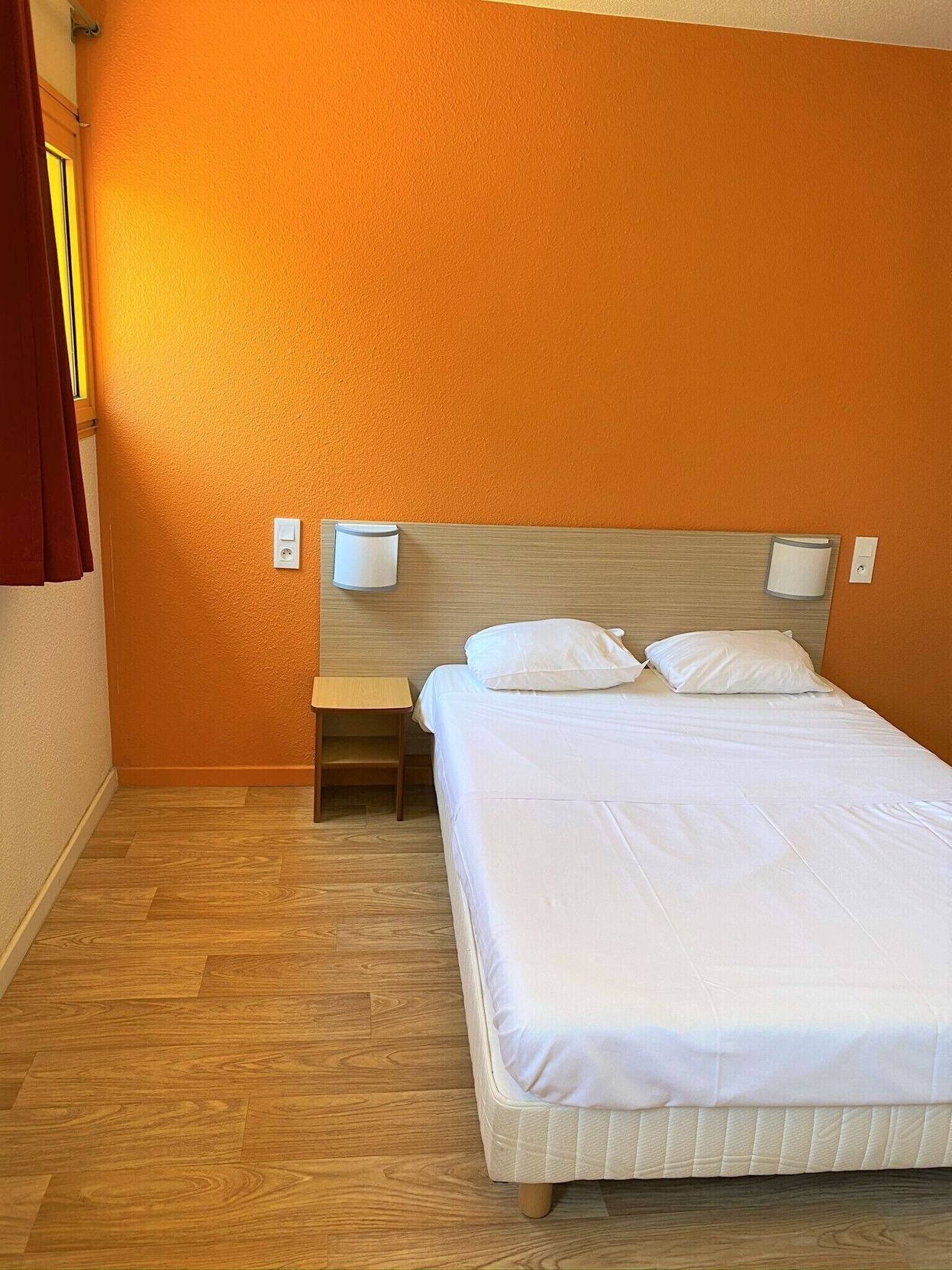 Schreibtisch, kostenlose Babybetten, kostenloses WLAN, Bettwäsche