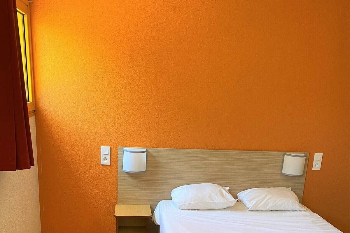 Schreibtisch, kostenlose Babybetten, kostenloses WLAN, Bettwäsche