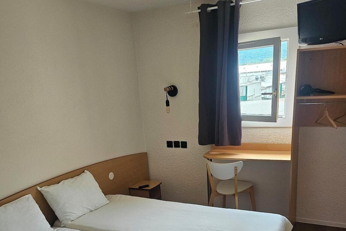 Habitación clásica, 2 camas individuales | Escritorio, cunas gratuitas, wifi gratis y ropa de cama
