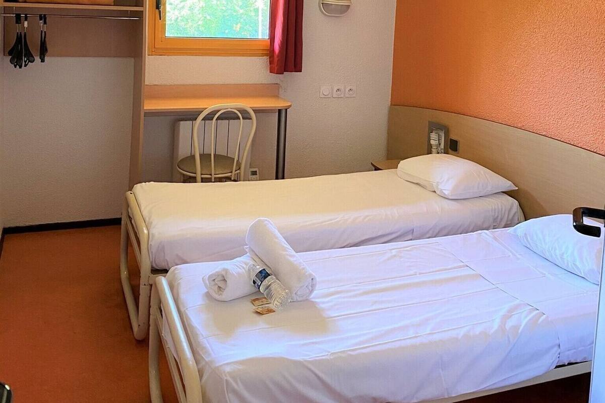 Schreibtisch, kostenlose Babybetten, kostenloses WLAN, Bettwäsche