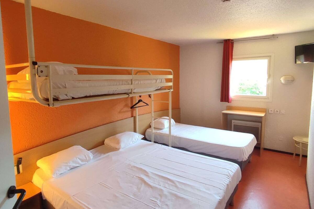 Schreibtisch, kostenlose Babybetten, kostenloses WLAN, Bettwäsche