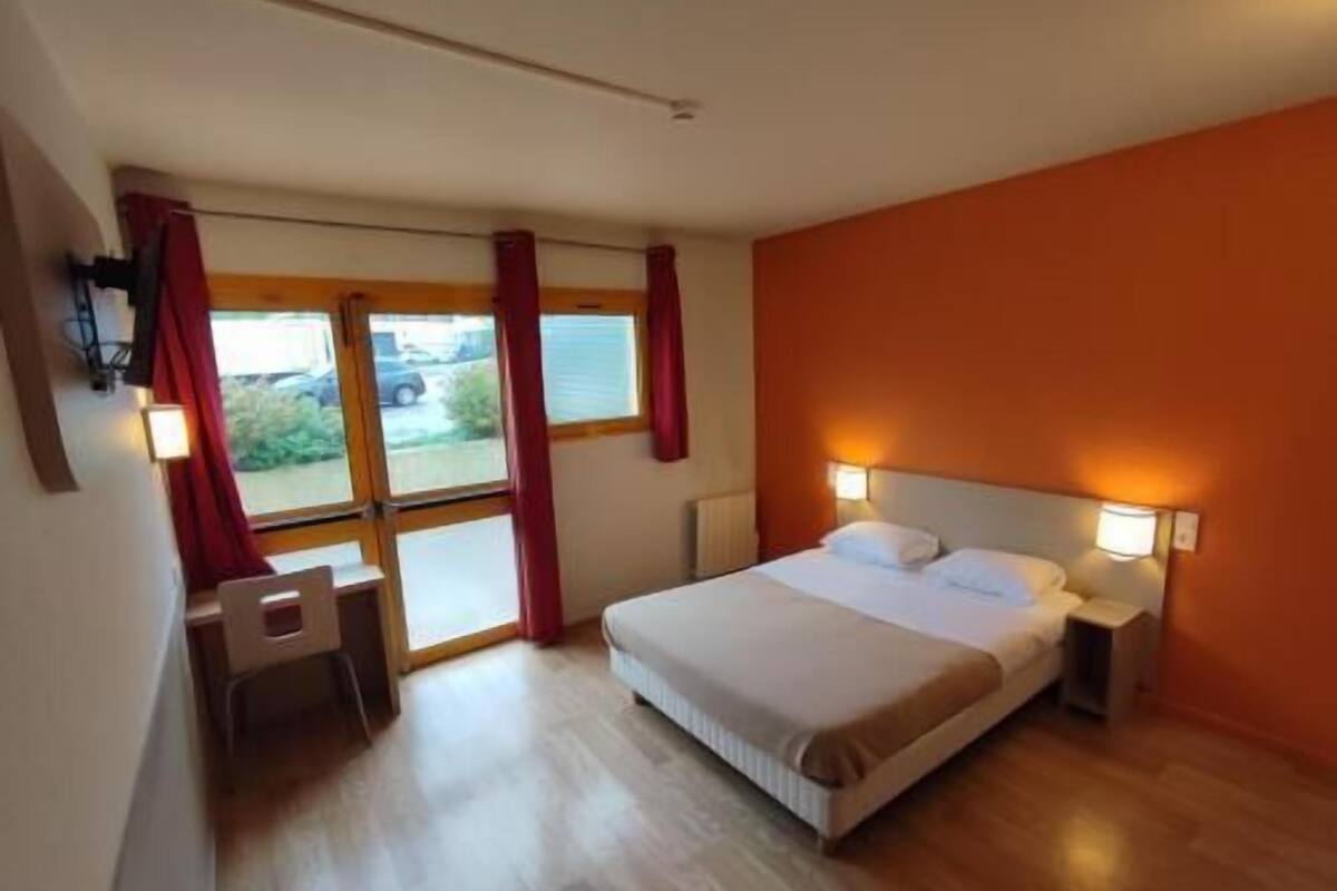 Schreibtisch, kostenlose Babybetten, kostenloses WLAN, Bettwäsche